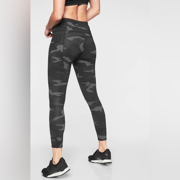 Athleta Camo Contender 7/8 Mid Rise Mid Compression Tights Size Small - Picture 1 of 11